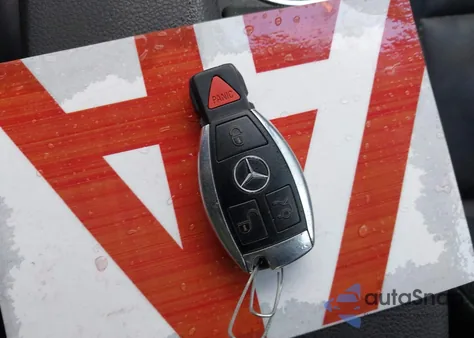 2010 Mercedes-Benz C 300 Luxury/Sport z USA, uszkodzony, nr VIN WDDGF5EB6AR101096